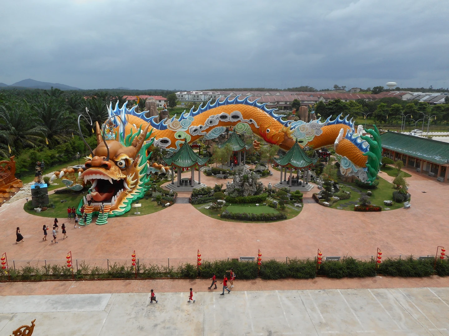 Fortune Dragon's long colourful body and dragon head above a garden in Yong Peng in January 2017/2017年1月永平转运祥龙的彩色龙身、龙头与庭园