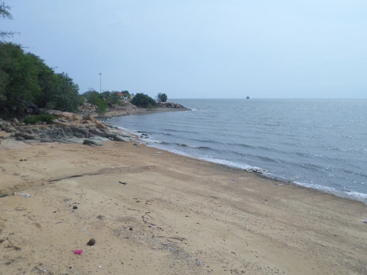 Rocky shoreline and sea at Minyak Beku Beach in April 2016; the historic well is not shown/2016年4月石文丁海岸与礁石,照片并未展示古井